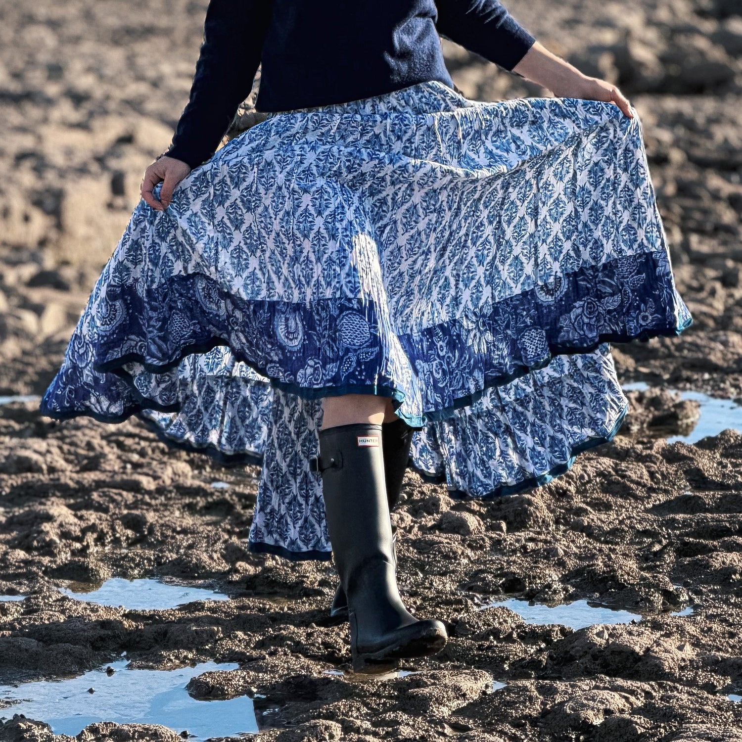 Lûza croit que la vraie beauté d’un vêtement ne tient pas à ce que l’on voit, mais à ce qu’il fait naître en vous : une sensation, une force, une façon d’habiter le monde autrement.